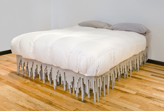 Lit en tuyaux en plastique dans une chambre