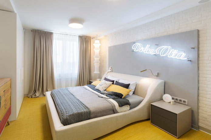 Lit rectangulaire dans une chambre