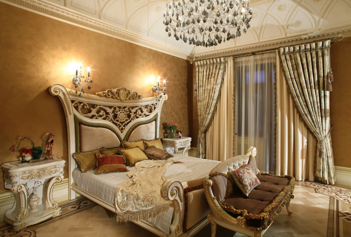lit dans un intérieur de style baroque