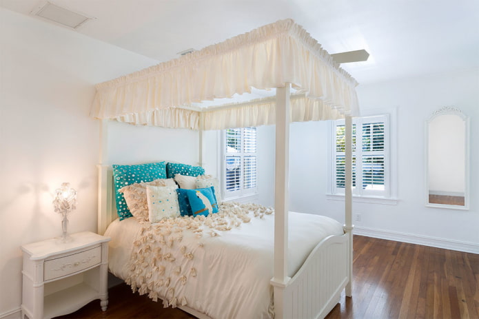 lit blanc dans la chambre intérieur