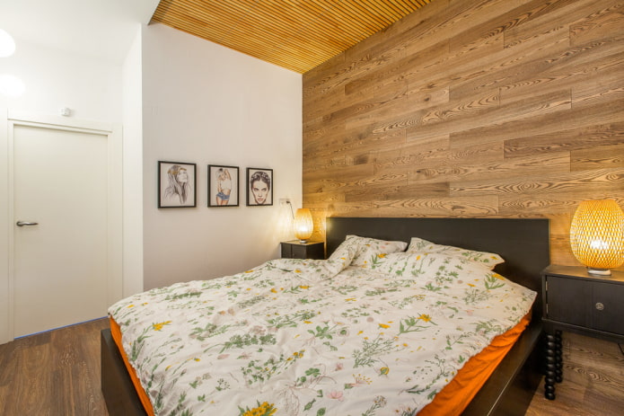 Lit en bois noir à l'intérieur