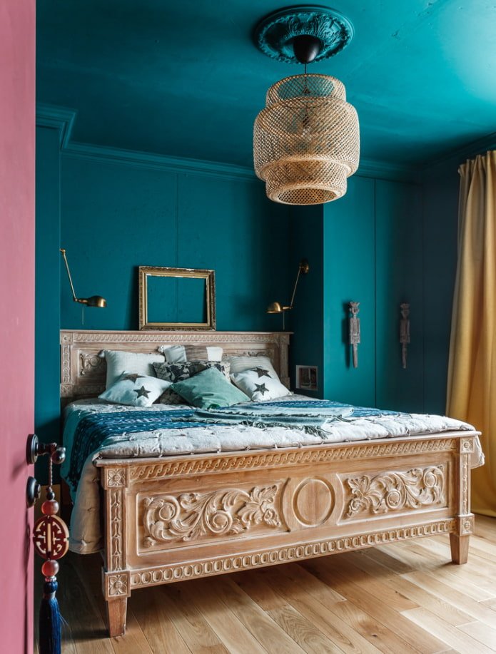 Lit en bois avec têtes de lit sculptées à l'intérieur