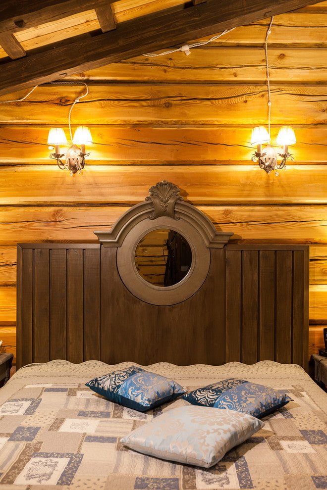 Lit en bois avec têtes de lit sculptées à l'intérieur