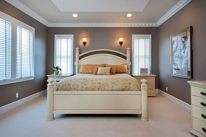 Lit en bois beige à l'intérieur
