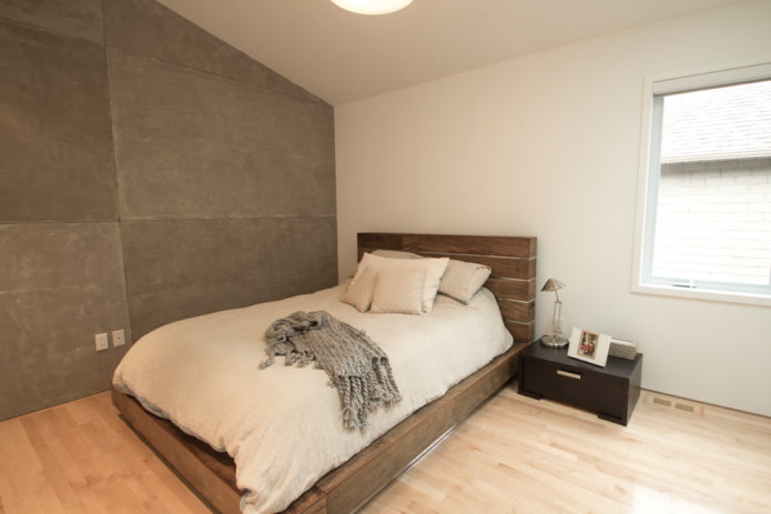Lit en bois marron à l'intérieur