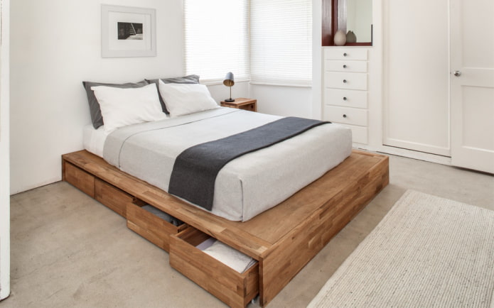 Lit en bois avec tiroirs à l'intérieur