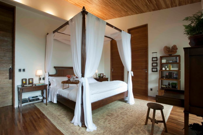 Lit en bois avec baldaquin à l'intérieur