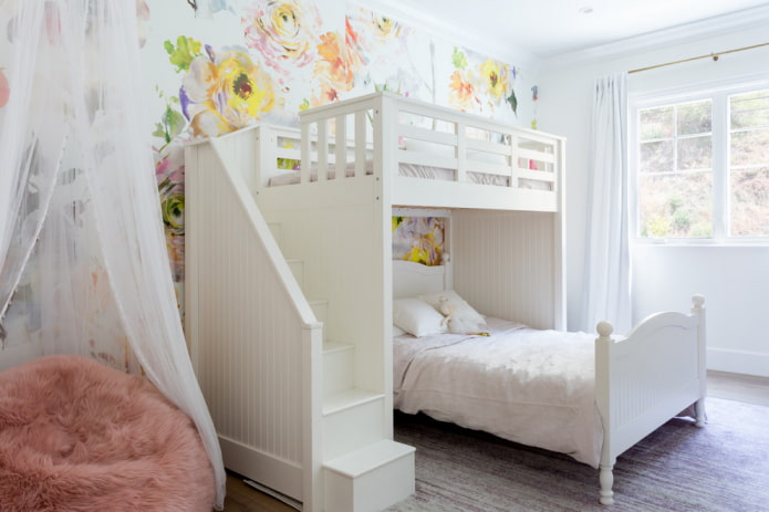 Lit en bois dans une chambre de fille