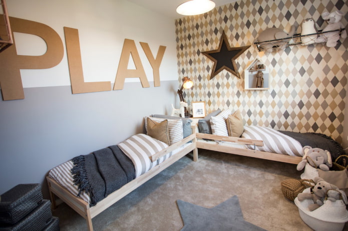 Lits simples en bois à l'intérieur