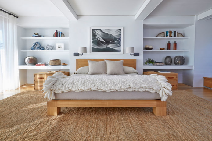 lit podium en bois à l'intérieur