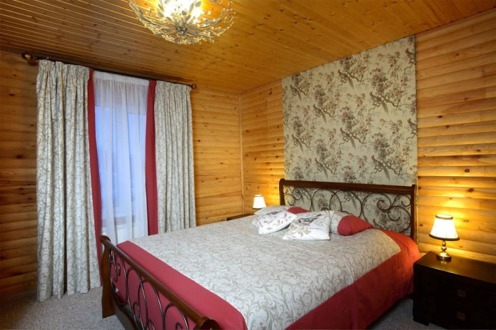 Lit en bois avec éléments forgés