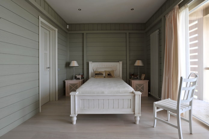 Lit en bois sur pieds à l'intérieur