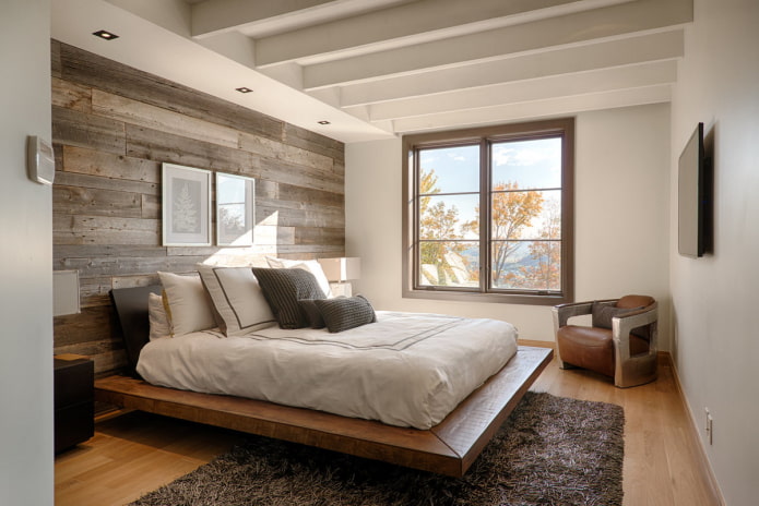 Lit bas en bois à l'intérieur