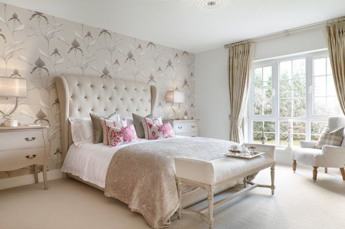 Lit avec tête de lit beige à l'intérieur