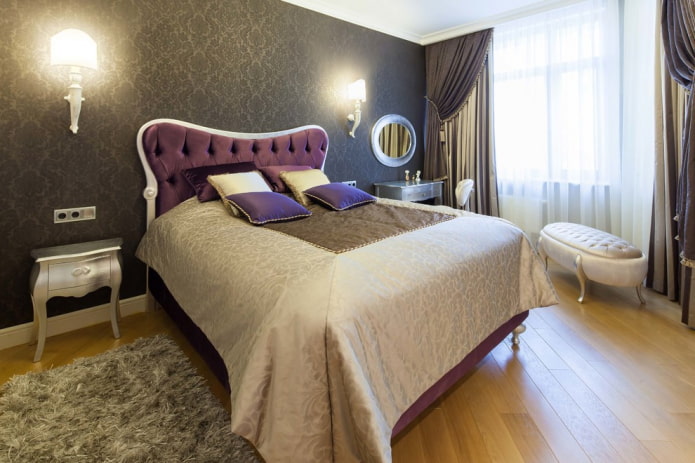 Lit avec tête de lit violette à l'intérieur