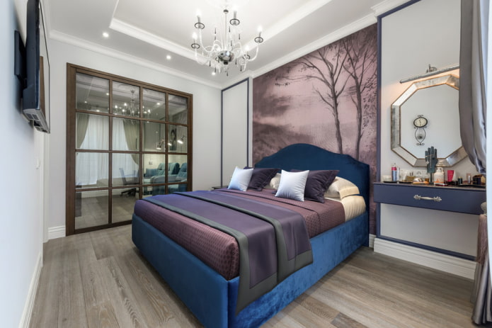 lit avec tête de lit bleue à l'intérieur