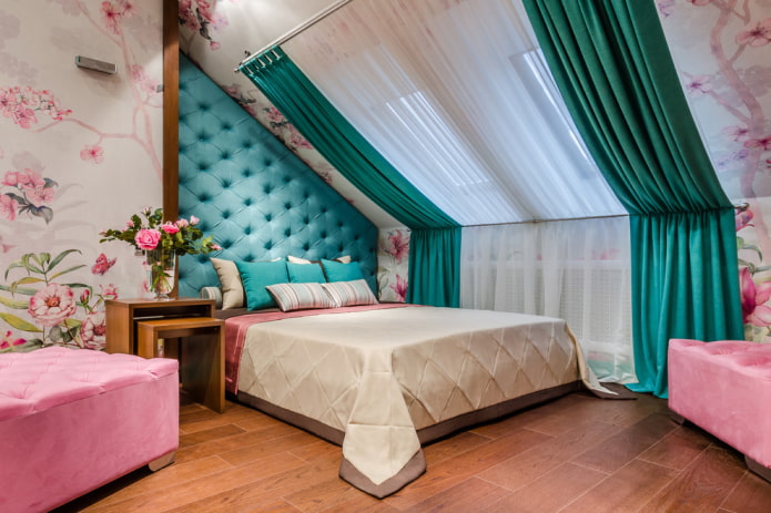 Lit avec tête de lit turquoise à l'intérieur