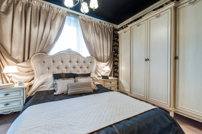 tête de lit avec attelage de voiture à l'intérieur