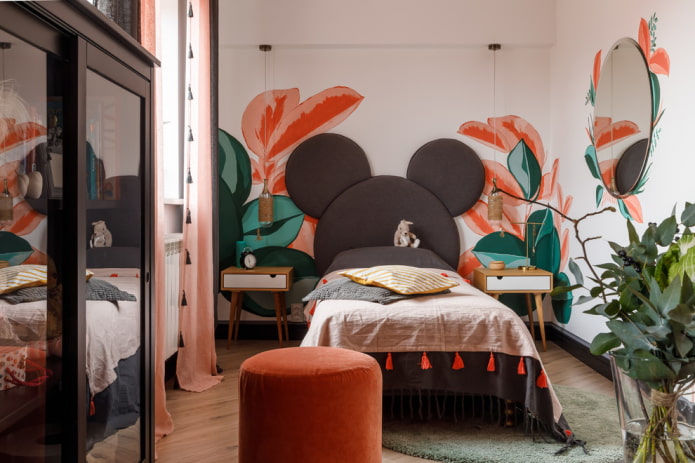 lit avec une tête de lit moelleuse dans une chambre d'enfant