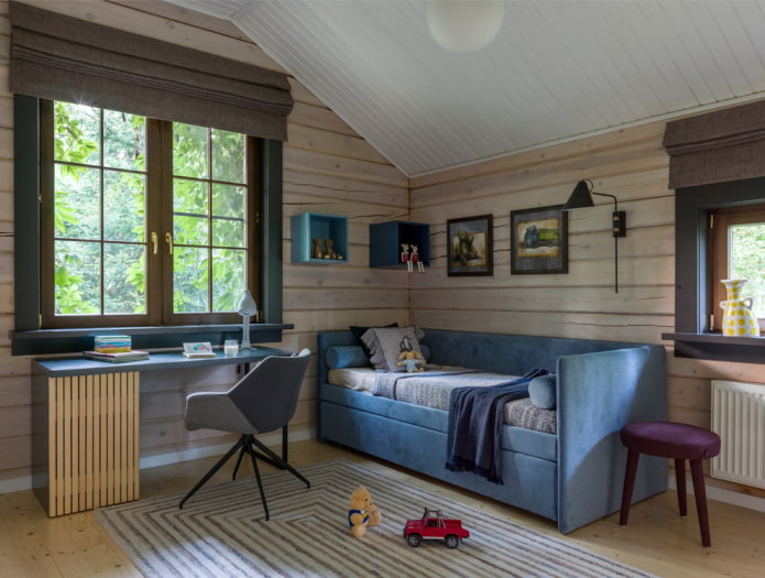 Lit avec trois têtes de lit moelleuses à l'intérieur