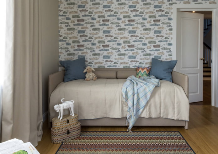 Lit avec trois têtes de lit moelleuses à l'intérieur