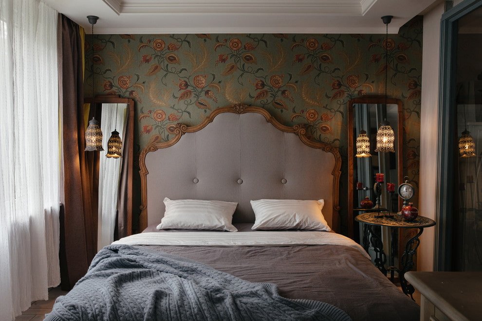 Lit en bois avec tête de lit moelleuse à l'intérieur