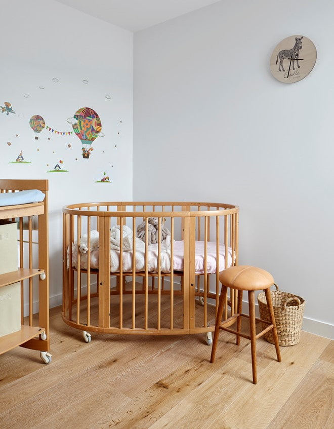 lit bébé ovale à l'intérieur
