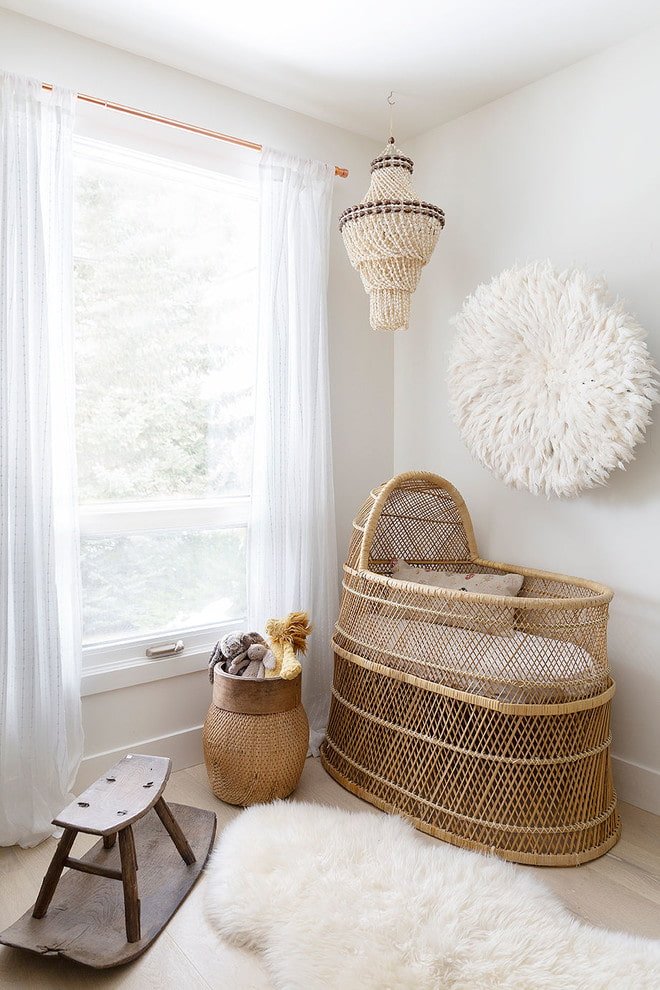 Lit bébé en osier à l'intérieur