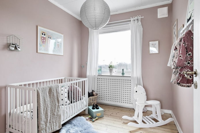 Chambre de bébé pour nouveau-né dans une douce couleur lilas