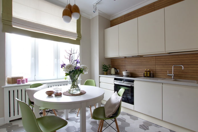 table ronde blanche dans l'intérieur de la cuisine