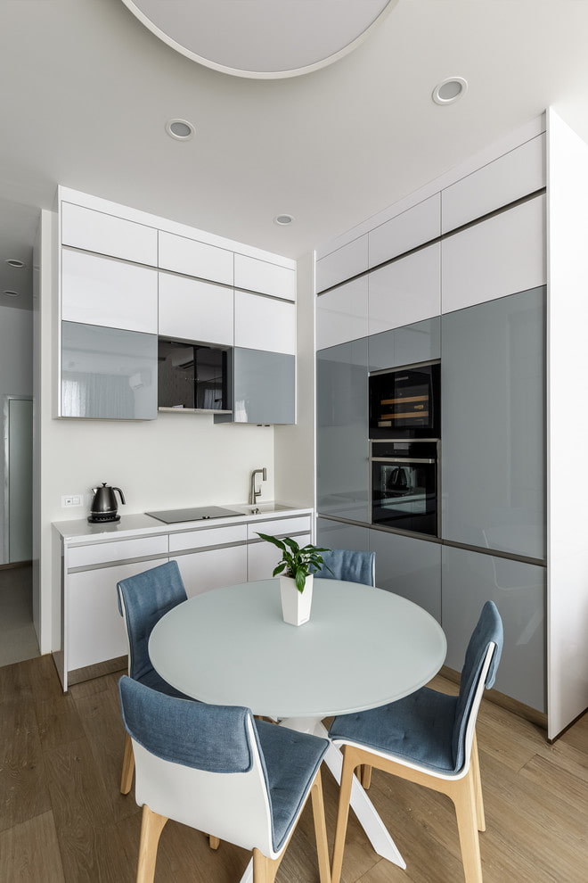 Table ronde blanche dans l'intérieur de la cuisine