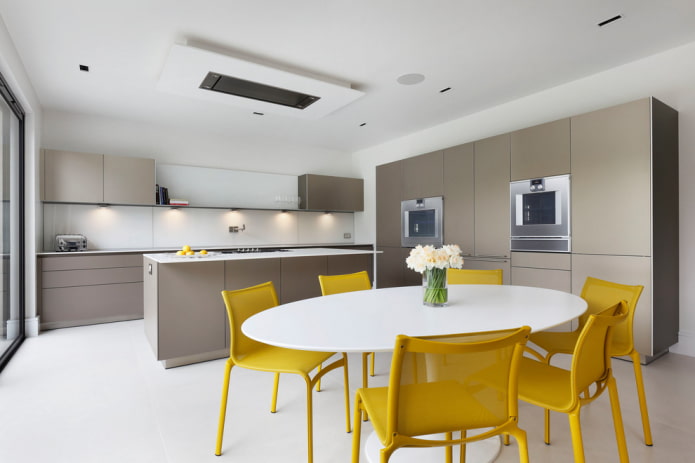 Table ovale dans la cuisine