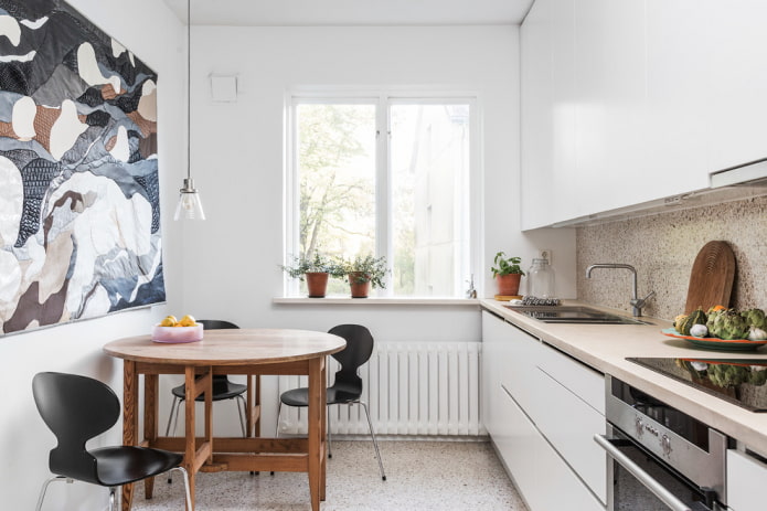 Table ronde marron dans une cuisine