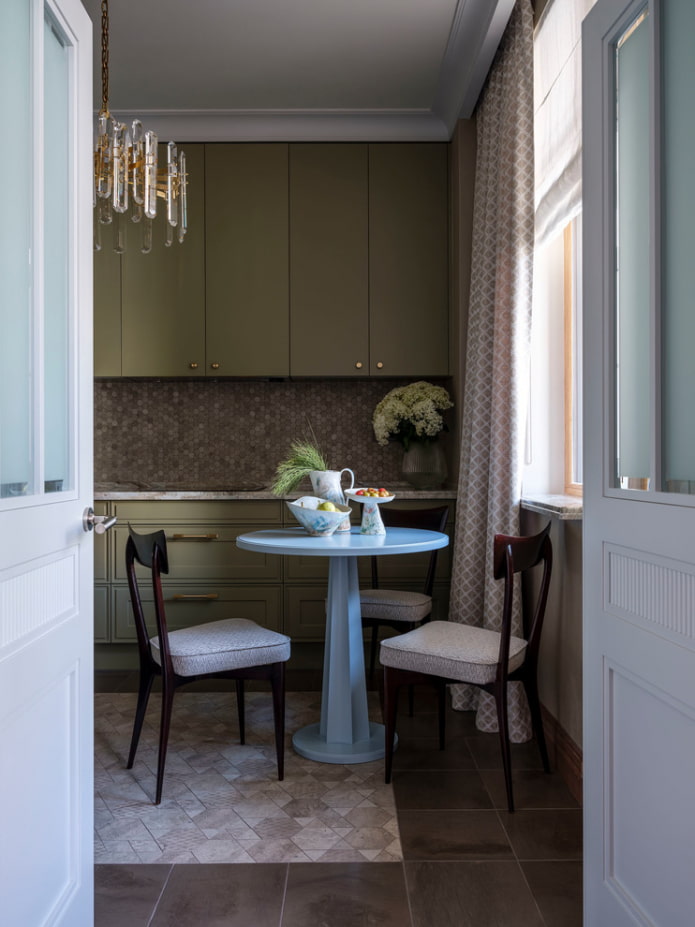 Table sur un pied dans un intérieur de cuisine