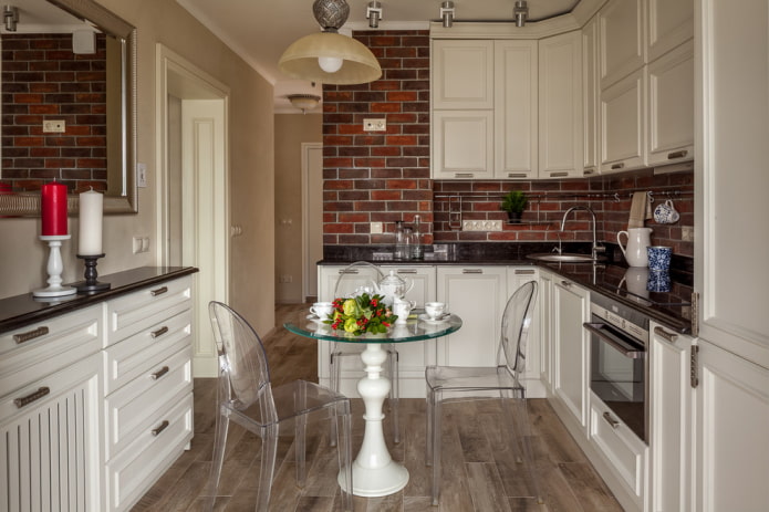 Table sur un pied dans un intérieur de cuisine