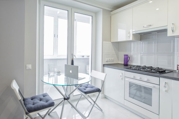 Table ronde en verre dans la cuisine