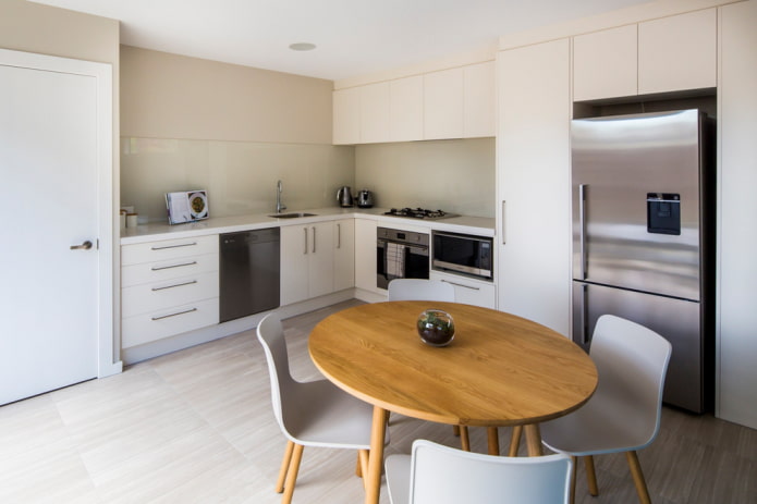Table ovale dans la cuisine