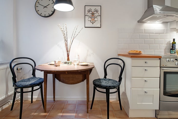 Table semi-circulaire dans une cuisine