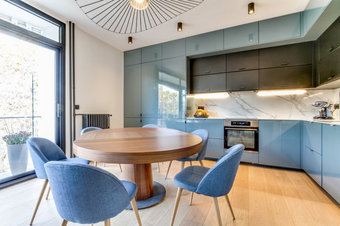 Table ronde en bois dans la cuisine