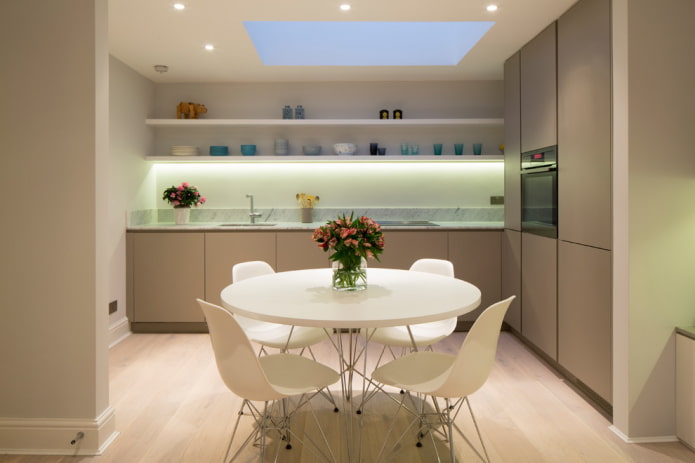 Table ronde en plastique dans la cuisine