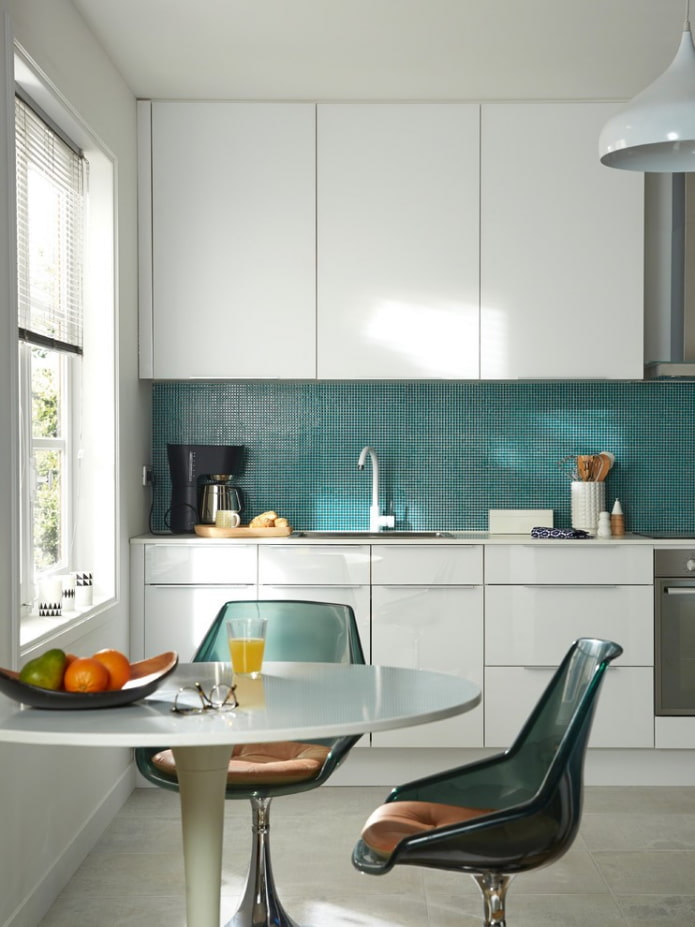 Table semi-circulaire dans une cuisine