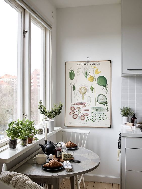 Table semi-circulaire dans une cuisine