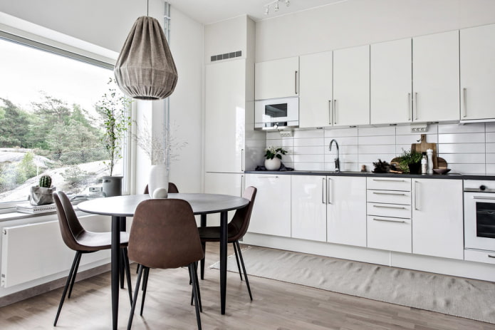 Table ronde noire dans une cuisine