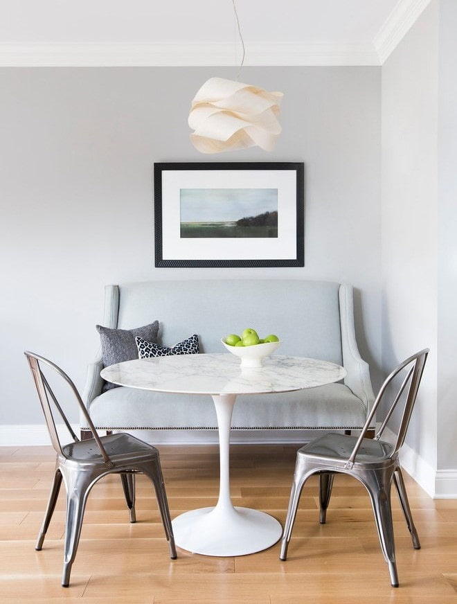 Table semi-circulaire dans une cuisine