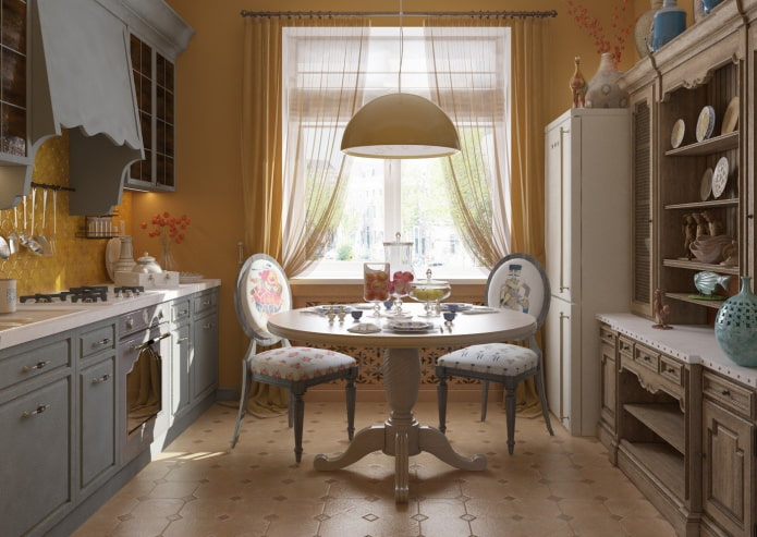 Table ronde dans la cuisine de style provençal