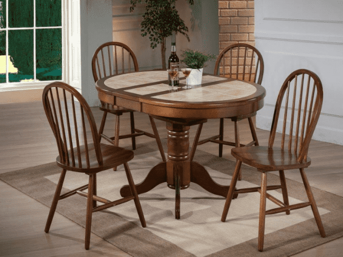 Table carrelée dans la cuisine