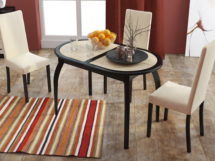 Table carrelée dans la cuisine