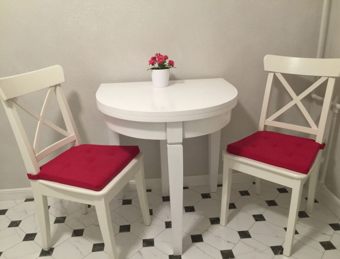 Table semi-circulaire dans la cuisine