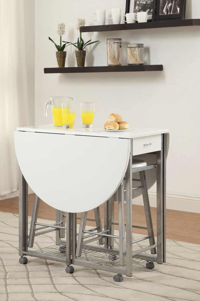 Table ronde pliante dans la cuisine
