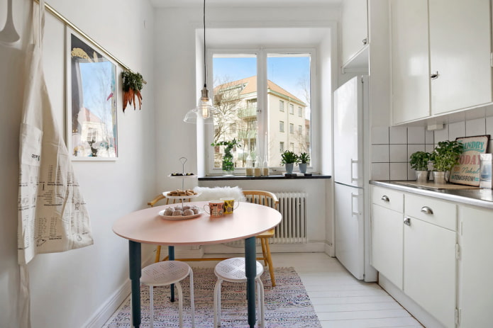 Table ronde classique dans la cuisine